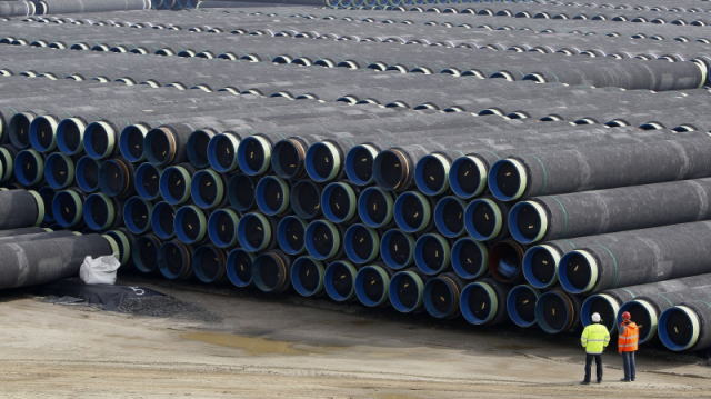 在经历11月的大跌后,油价在12月首个交易日大涨。沙特和俄罗斯延长限产协议、加拿大实施产量限制抵消了卡塔尔退出OPEC带来的负面影响。