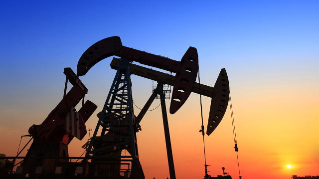 在经历11月的大跌后，油价在12月首个交易日大涨。沙特和俄罗斯延长限产协议、加拿大实施产量限制抵消了卡塔尔退出OPEC带来的负面影响。