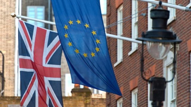 英国首相特雷莎·梅(Theresa May)周三(11月14日)获得内阁对于脱欧协议草案的支持,在此之后英镑曾短暂反弹,但周四随着多位大臣的辞职以及不信任投票的风险升温,英镑遭到大肆抛售。英镑/美元