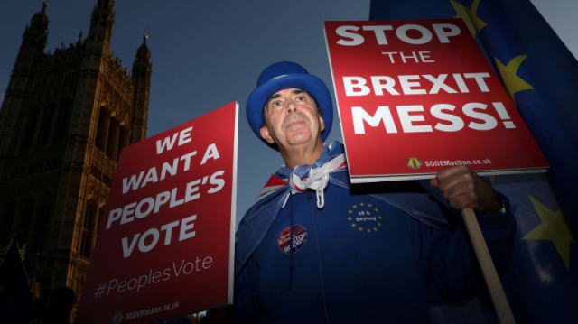 英国首相特雷莎·梅(Theresa May)周三(11月14日)获得内阁对于脱欧协议草案的支持,在此之后英镑曾短暂反弹,但周四随着多位大臣的辞职以及不信任投票的风险升温,英镑遭到大肆抛售。英镑/美元