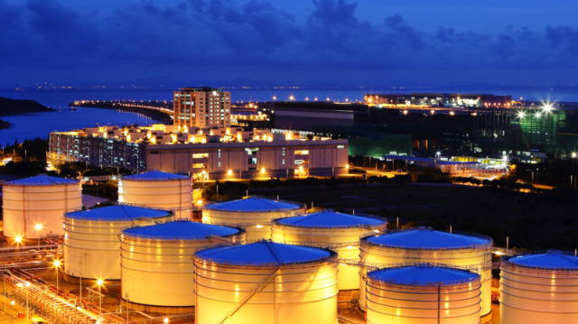 在经历11月的大跌后,油价在12月首个交易日大涨。沙特和俄罗斯延长限产协议、加拿大实施产量限制抵消了卡塔尔退出OPEC带来的负面影响。