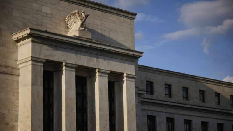 美联储周二表示,将把七个紧急贷款计划的实施时间延长三个月,至12月31日,以在冠状病毒大流行期间支持经济活动。