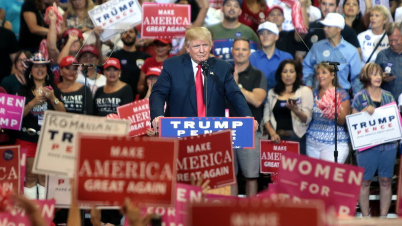 高通和苹果同意结束两年来围绕数以十亿美元计技术专利许可费的诉讼大战，业务格局原本因诉讼而面临重塑威胁的高通股价飙涨。高通与苹果就牵涉甚广的法律争议意外达成和解