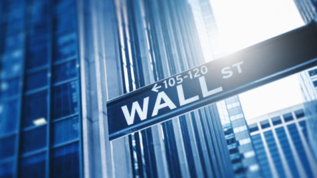 高通和苹果同意结束两年来围绕数以十亿美元计技术专利许可费的诉讼大战,业务格局原本因诉讼而面临重塑威胁的高通股价飙涨。高通与苹果就牵涉甚广的法律争议意外达成和解