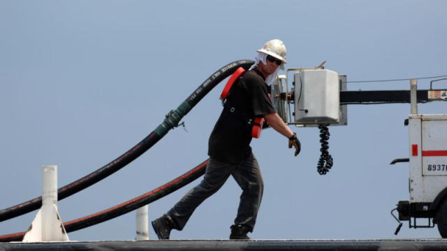 在经历11月的大跌后,油价在12月首个交易日大涨。沙特和俄罗斯延长限产协议、加拿大实施产量限制抵消了卡塔尔退出OPEC带来的负面影响。