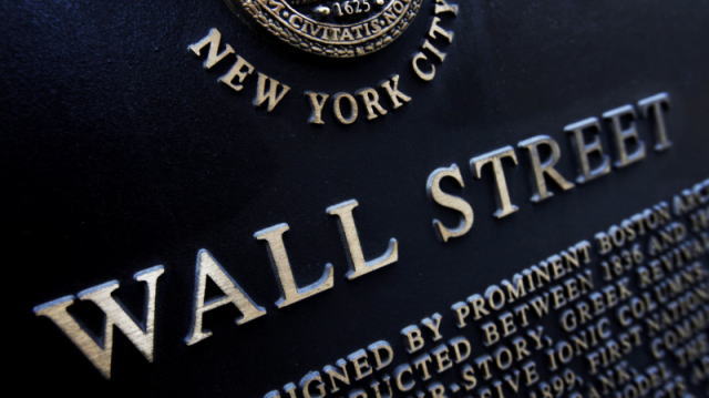 高通和苹果同意结束两年来围绕数以十亿美元计技术专利许可费的诉讼大战，业务格局原本因诉讼而面临重塑威胁的高通股价飙涨。高通与苹果就牵涉甚广的法律争议意外达成和解