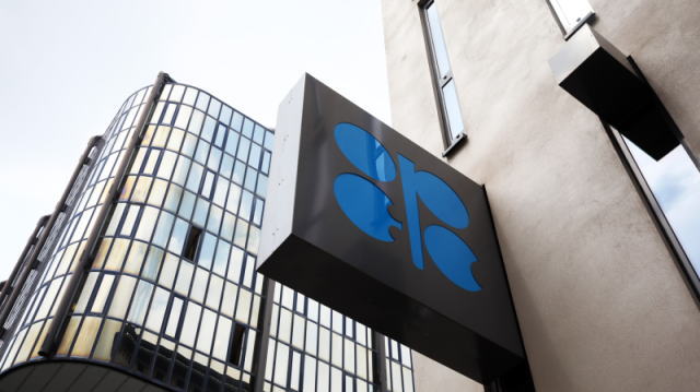 在经历11月的大跌后，油价在12月首个交易日大涨。沙特和俄罗斯延长限产协议、加拿大实施产量限制抵消了卡塔尔退出OPEC带来的负面影响。