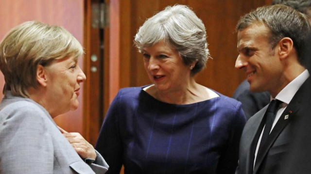 英国首相特雷莎·梅(Theresa May)周三(11月14日)获得内阁对于脱欧协议草案的支持,在此之后英镑曾短暂反弹,但周四随着多位大臣的辞职以及不信任投票的风险升温,英镑遭到大肆抛售。英镑/美元