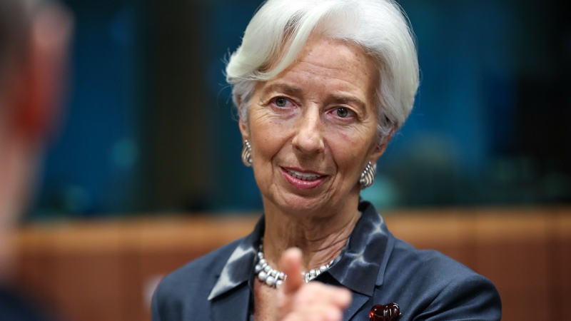 西欧各大国领导人,现在没一个好过的。已经持续三周的暴力抗议活动,让法国总统马克龙现在如坐针毡,骑虎难下。马克龙可能采取紧急减税措施来平息暴力抗议,但代价可能是加剧该国的预算赤字。