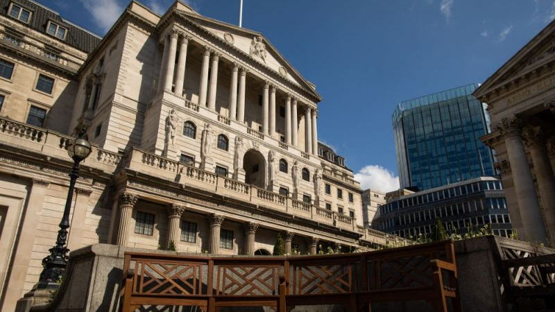 英国首相特雷莎·梅(Theresa May)周三(11月14日)获得内阁对于脱欧协议草案的支持,在此之后英镑曾短暂反弹,但周四随着多位大臣的辞职以及不信任投票的风险升温,英镑遭到大肆抛售。英镑/美元