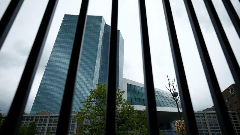 西欧各大国领导人,现在没一个好过的。已经持续三周的暴力抗议活动,让法国总统马克龙现在如坐针毡,骑虎难下。马克龙可能采取紧急减税措施来平息暴力抗议,但代价可能是加剧该国的预算赤字。