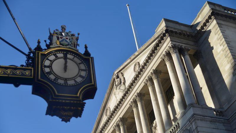 英国首相特雷莎·梅(Theresa May)周三(11月14日)获得内阁对于脱欧协议草案的支持，在此之后英镑曾短暂反弹，但周四随着多位大臣的辞职以及不信任投票的风险升温，英镑遭到大肆抛售。英镑/美元