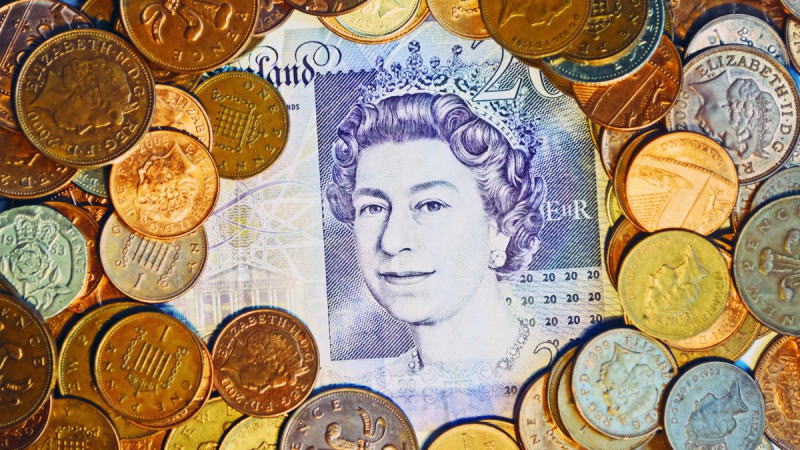 英国首相特雷莎·梅(Theresa May)周三(11月14日)获得内阁对于脱欧协议草案的支持，在此之后英镑曾短暂反弹，但周四随着多位大臣的辞职以及不信任投票的风险升温，英镑遭到大肆抛售。英镑/美元