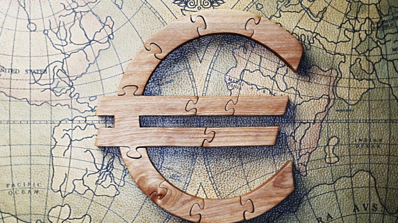 西欧各大国领导人，现在没一个好过的。已经持续三周的暴力抗议活动，让法国总统马克龙现在如坐针毡，骑虎难下。马克龙可能采取紧急减税措施来平息暴力抗议，但代价可能是加剧该国的预算赤字。