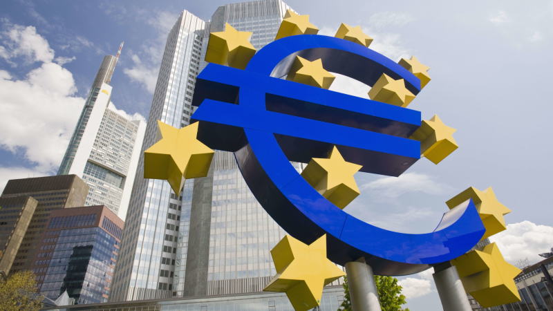 西欧各大国领导人,现在没一个好过的。已经持续三周的暴力抗议活动,让法国总统马克龙现在如坐针毡,骑虎难下。马克龙可能采取紧急减税措施来平息暴力抗议,但代价可能是加剧该国的预算赤字。