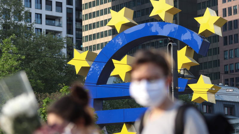 疫苗短缺之下，欧洲多地暂停了疫苗接种，布鲁塞尔将限制疫苗出口以保存库存。