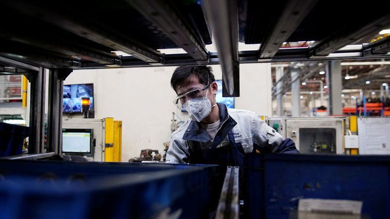 周一的一项商业调查显示,受全球疫情激增和成本上升带来的出口订单下降的拖累,2021年初中国的工厂活动以7个月来最慢的速度扩张