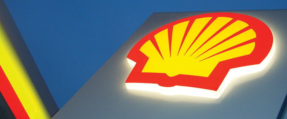 石油巨头荷兰皇家壳牌周四报告称，由于新冠疫情对全球油气行业造成严重影响，该公司全年利润大幅下降