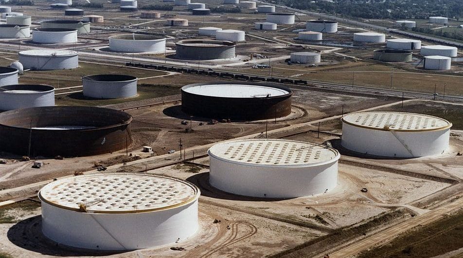 亚市盘中，WIT原油主力04月合约震荡走低，现报63.28美元/桶。布伦特原油主力05月合约震荡走低，现报：66.70美元/桶