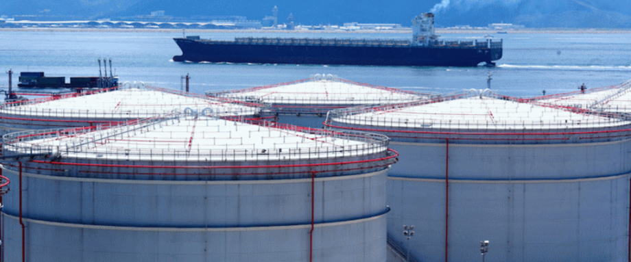 亚市盘中，WIT原油主力05月合约震荡走低，现报：59.71美元/桶。布伦特原油主力06月合约震荡走低，现报：63.37美元/桶。