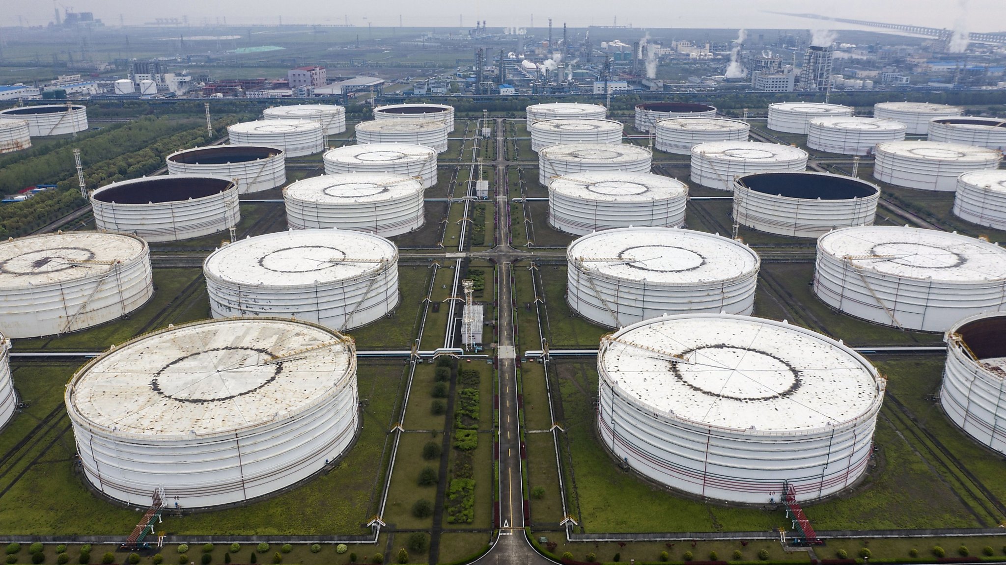 亚市盘中,WIT原油主力07月合约震荡走高,现报66.24美元/桶。布伦特原油主力08月合约震荡走高,现报:68.77美元/桶。