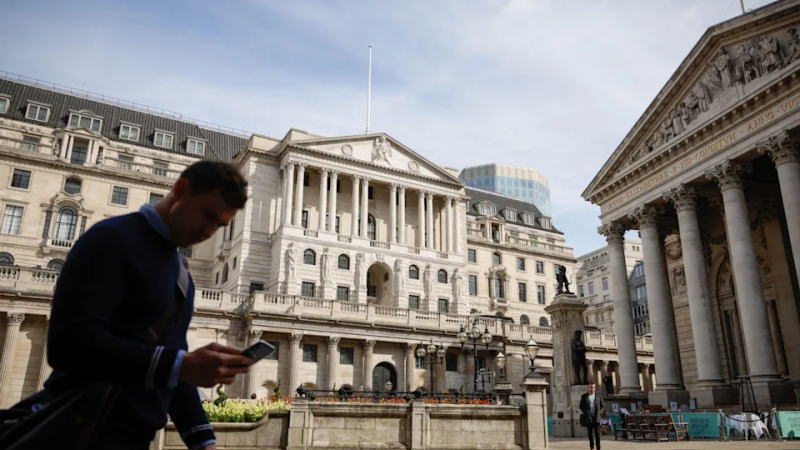 英国首相特雷莎·梅(Theresa May)周三(11月14日)获得内阁对于脱欧协议草案的支持,在此之后英镑曾短暂反弹,但周四随着多位大臣的辞职以及不信任投票的风险升温,英镑遭到大肆抛售。英镑/美元