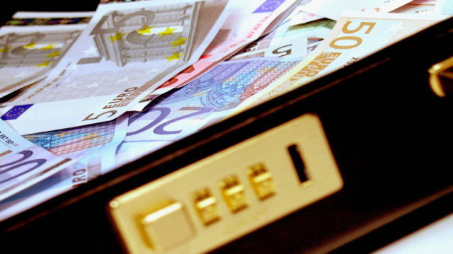 在英国正式脱离欧盟前，欧洲理事会主席米歇尔、欧洲议会议长萨索利、欧盟委员会主席冯德莱恩1月31日中午在布鲁塞尔