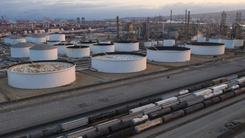 亚市盘中，WIT原油主力07月合约震荡走高，现报：69.19美元/桶。布伦特原油主力08月合约震荡走高，现报：71.66美元/桶。