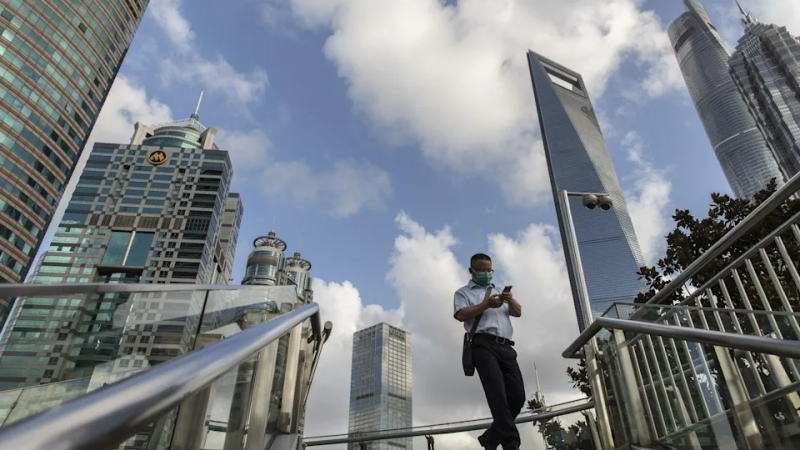 中国股市的投资者自国庆长假后热情高涨,助推中国股票市值自2015年以来首次突破10万亿美元。