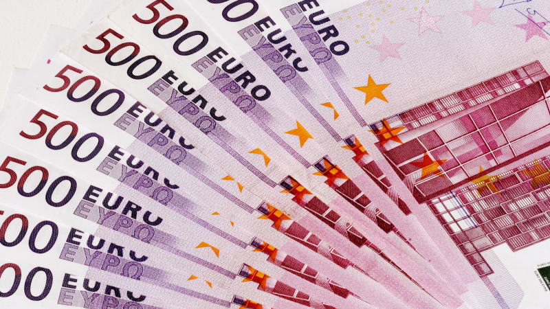 西欧各大国领导人,现在没一个好过的。已经持续三周的暴力抗议活动,让法国总统马克龙现在如坐针毡,骑虎难下。马克龙可能采取紧急减税措施来平息暴力抗议,但代价可能是加剧该国的预算赤字。