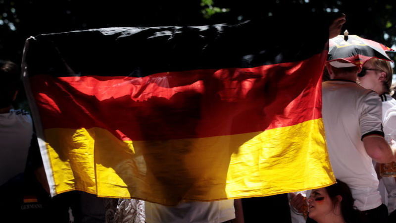 西欧各大国领导人，现在没一个好过的。已经持续三周的暴力抗议活动，让法国总统马克龙现在如坐针毡，骑虎难下。马克龙可能采取紧急减税措施来平息暴力抗议，但代价可能是加剧该国的预算赤字。