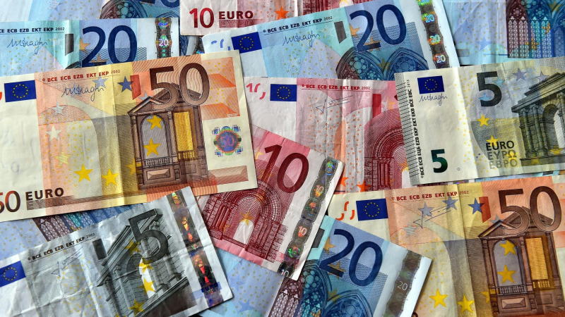 西欧各大国领导人,现在没一个好过的。已经持续三周的暴力抗议活动,让法国总统马克龙现在如坐针毡,骑虎难下。马克龙可能采取紧急减税措施来平息暴力抗议,但代价可能是加剧该国的预算赤字。