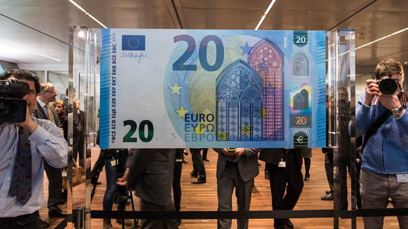 西欧各大国领导人,现在没一个好过的。已经持续三周的暴力抗议活动,让法国总统马克龙现在如坐针毡,骑虎难下。马克龙可能采取紧急减税措施来平息暴力抗议,但代价可能是加剧该国的预算赤字。