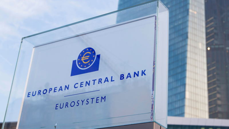 西欧各大国领导人，现在没一个好过的。已经持续三周的暴力抗议活动，让法国总统马克龙现在如坐针毡，骑虎难下。马克龙可能采取紧急减税措施来平息暴力抗议，但代价可能是加剧该国的预算赤字。