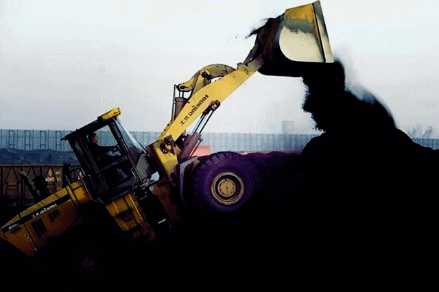 中国股市的投资者自国庆长假后热情高涨，助推中国股票市值自2015年以来首次突破10万亿美元。