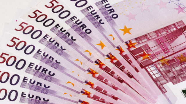 西欧各大国领导人,现在没一个好过的。已经持续三周的暴力抗议活动,让法国总统马克龙现在如坐针毡,骑虎难下。马克龙可能采取紧急减税措施来平息暴力抗议,但代价可能是加剧该国的预算赤字。