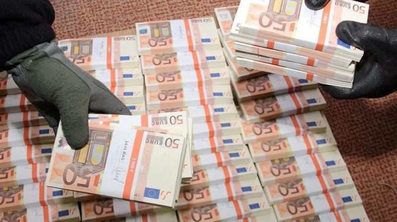 西欧各大国领导人，现在没一个好过的。已经持续三周的暴力抗议活动，让法国总统马克龙现在如坐针毡，骑虎难下。马克龙可能采取紧急减税措施来平息暴力抗议，但代价可能是加剧该国的预算赤字。