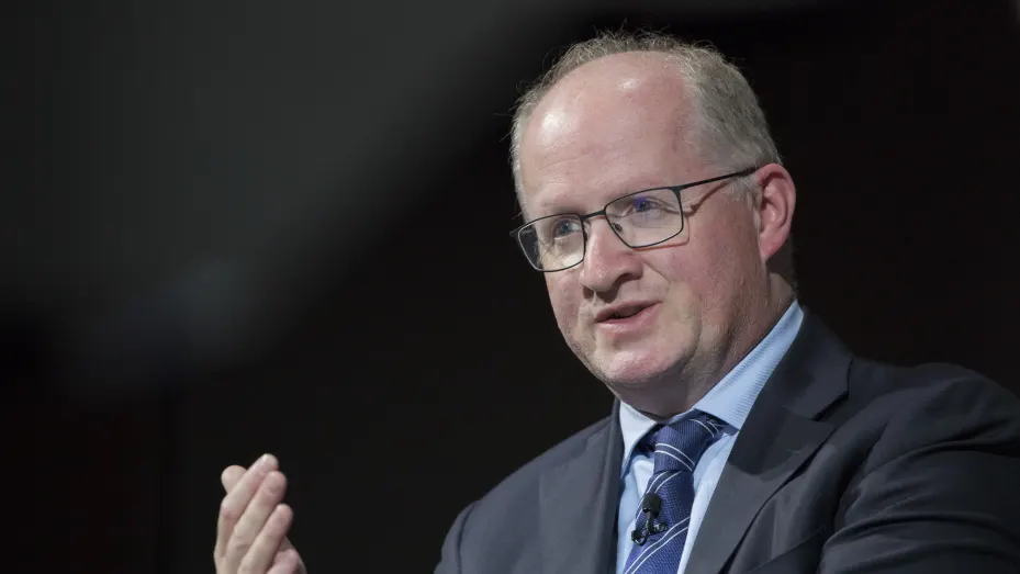 西欧各大国领导人，现在没一个好过的。已经持续三周的暴力抗议活动，让法国总统马克龙现在如坐针毡，骑虎难下。马克龙可能采取紧急减税措施来平息暴力抗议，但代价可能是加剧该国的预算赤字。