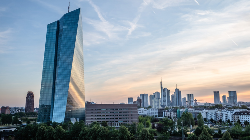 西欧各大国领导人，现在没一个好过的。已经持续三周的暴力抗议活动，让法国总统马克龙现在如坐针毡，骑虎难下。马克龙可能采取紧急减税措施来平息暴力抗议，但代价可能是加剧该国的预算赤字。