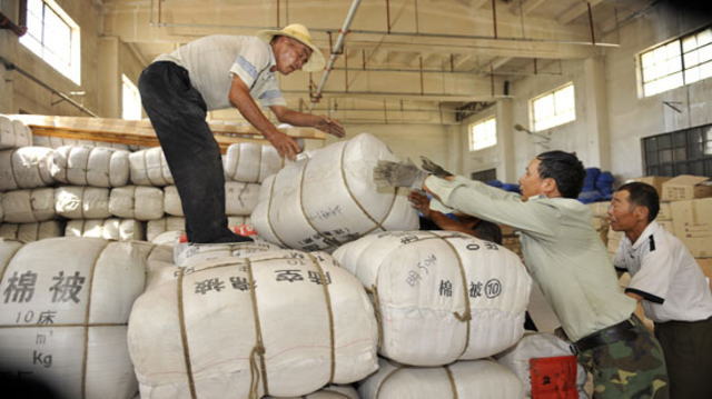 17日,沥青期货主力1906合约小幅高开后,受空头减仓影响,期价振荡反弹。此时,部分多头借机获利离场,期价略有回落。之后,多空陷入胶着,期价呈小区间波动,日内...