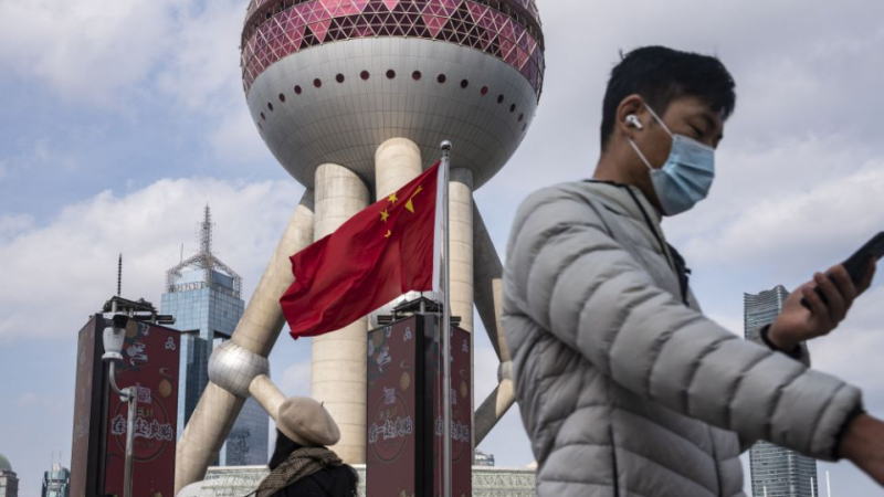 中国股市的投资者自国庆长假后热情高涨，助推中国股票市值自2015年以来首次突破10万亿美元。