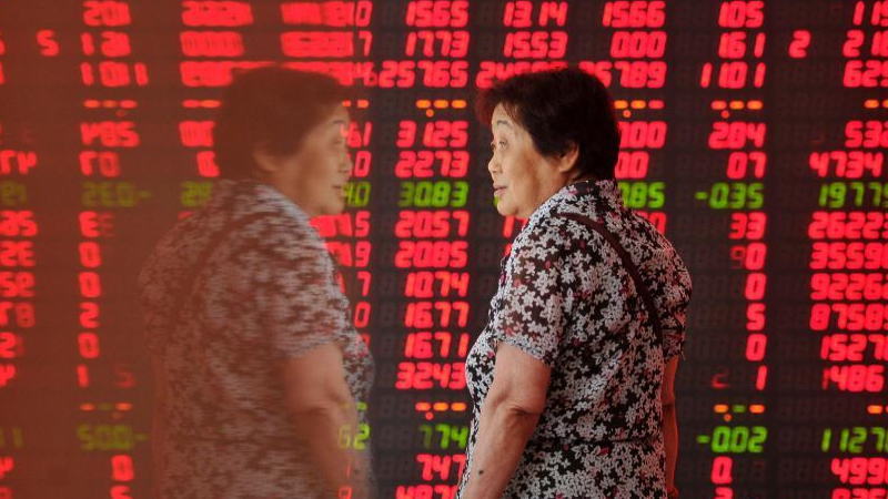 中国股市的投资者自国庆长假后热情高涨,助推中国股票市值自2015年以来首次突破10万亿美元。