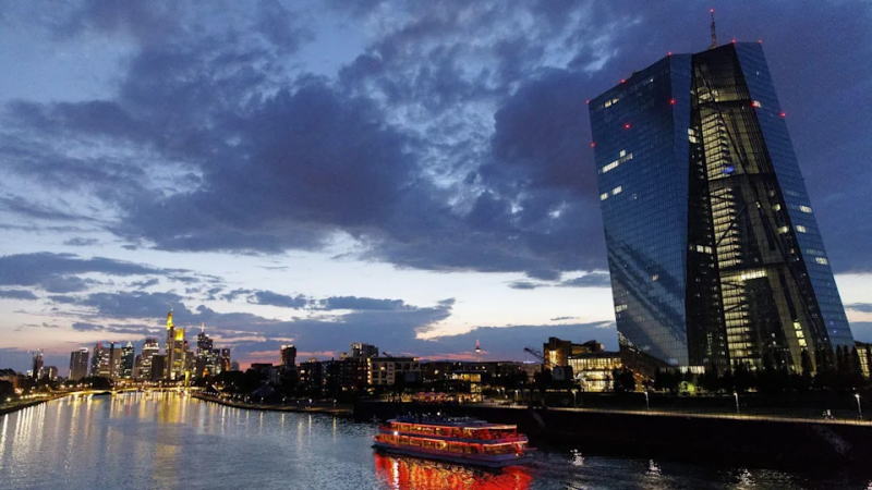 西欧各大国领导人,现在没一个好过的。已经持续三周的暴力抗议活动,让法国总统马克龙现在如坐针毡,骑虎难下。马克龙可能采取紧急减税措施来平息暴力抗议,但代价可能是加剧该国的预算赤字。