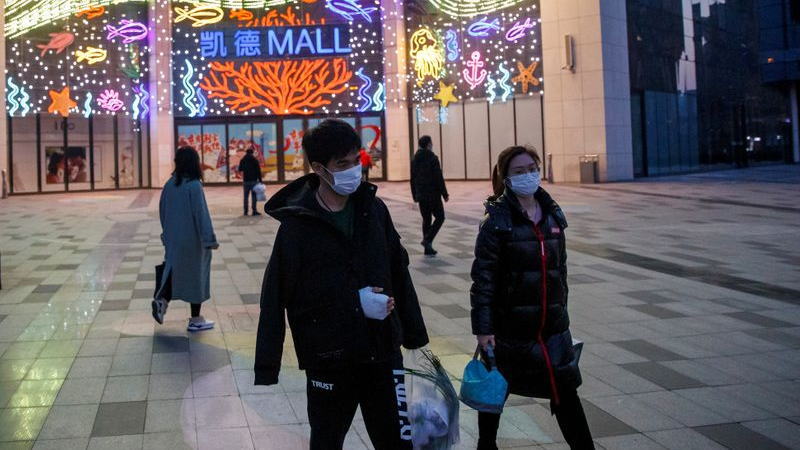 中国股市的投资者自国庆长假后热情高涨，助推中国股票市值自2015年以来首次突破10万亿美元。