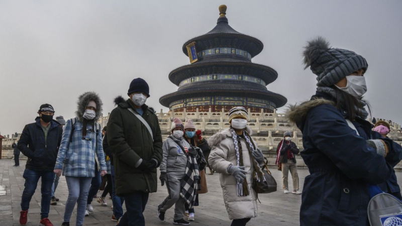 中国股市的投资者自国庆长假后热情高涨，助推中国股票市值自2015年以来首次突破10万亿美元。