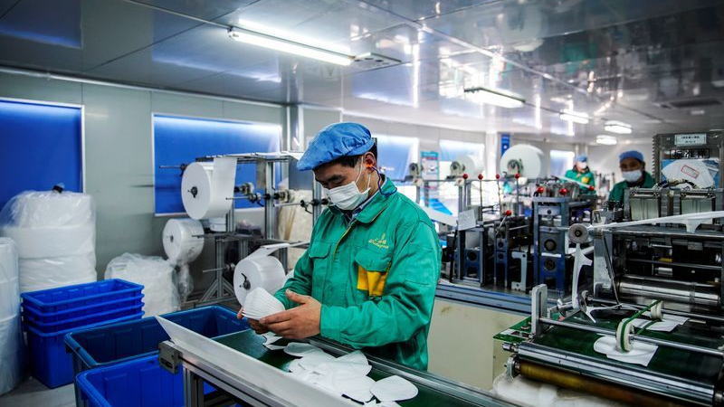 中国股市的投资者自国庆长假后热情高涨，助推中国股票市值自2015年以来首次突破10万亿美元。