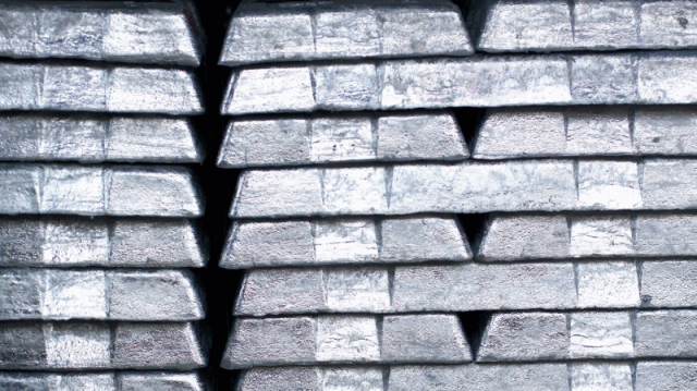 17日，沥青期货主力1906合约小幅高开后，受空头减仓影响，期价振荡反弹。此时，部分多头借机获利离场，期价略有回落。之后，多空陷入胶着，期价呈小区间波动，日内...