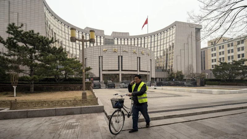 中国股市的投资者自国庆长假后热情高涨,助推中国股票市值自2015年以来首次突破10万亿美元。