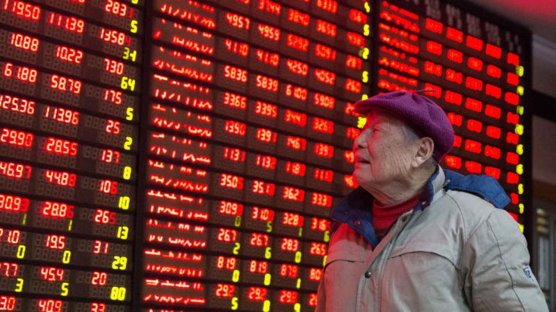 中国股市的投资者自国庆长假后热情高涨,助推中国股票市值自2015年以来首次突破10万亿美元。