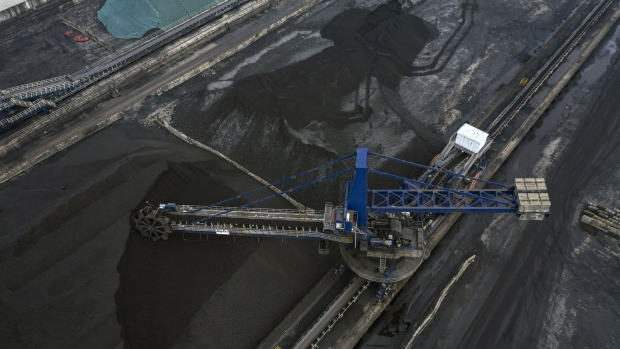 17日,沥青期货主力1906合约小幅高开后,受空头减仓影响,期价振荡反弹。此时,部分多头借机获利离场,期价略有回落。之后,多空陷入胶着,期价呈小区间波动,日内...